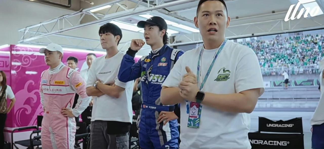 uro车队纪录片中最瞩目的就是王一博和看台上山呼海啸为他而来的王一博粉丝摩托姐姐