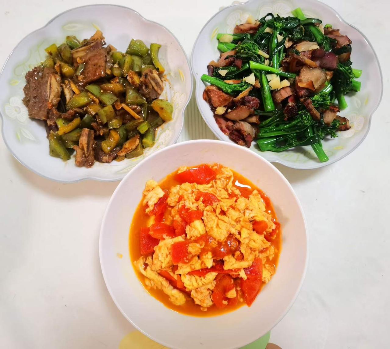 吃现成饭的人是没资格挑剔的！可是连着几顿都是面条，习惯吃米饭的胃也是实在招架不住