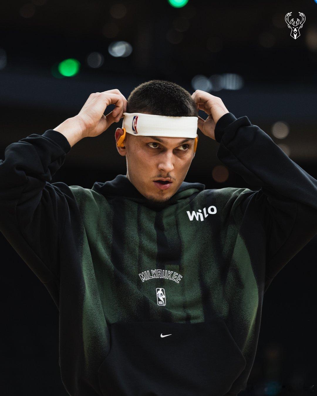 比赛正式开打！密尔沃基雄鹿[超话]fearthedeer ​​​