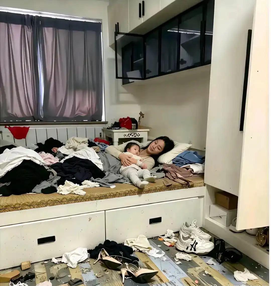 满屋杂乱，宝妈抱着孩子倒头就睡，没人搭把手带娃做家务，实在熬人。看着这一幕根本不