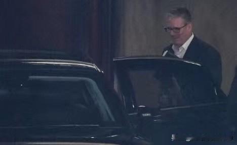 六名内阁成员要求英国首相斯塔莫辞职，斯塔默首相职位不保，但其拒绝辞职。

据英国