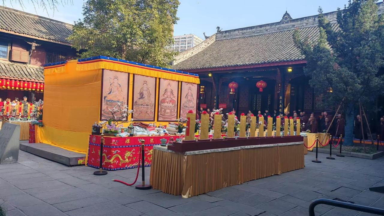 今天文殊院，陶德砂锅，成都返郑，洗澡睡觉。
昨天初九进寺庙是很幸运的，今天有法会