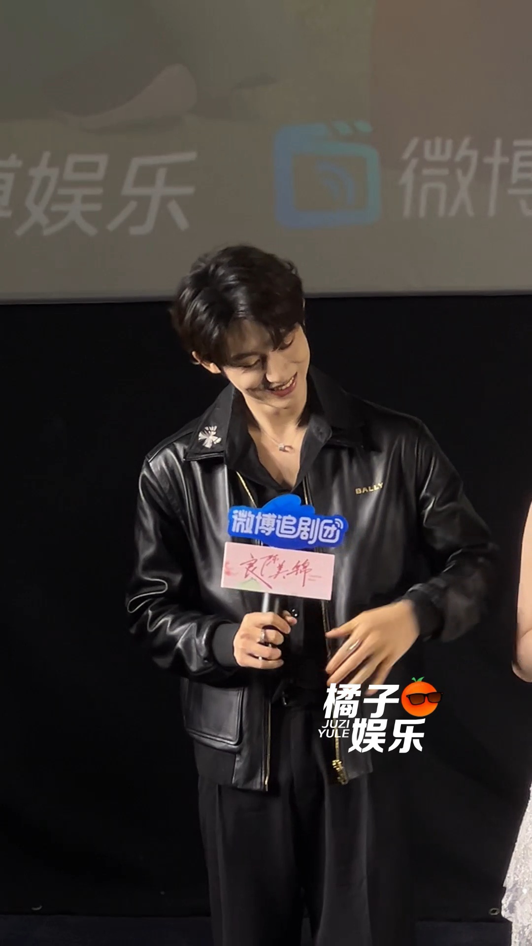 哎呦这个董思成萌之萌之～自我介绍听到欢呼声就害羞低头董思成听到欢呼声害羞了