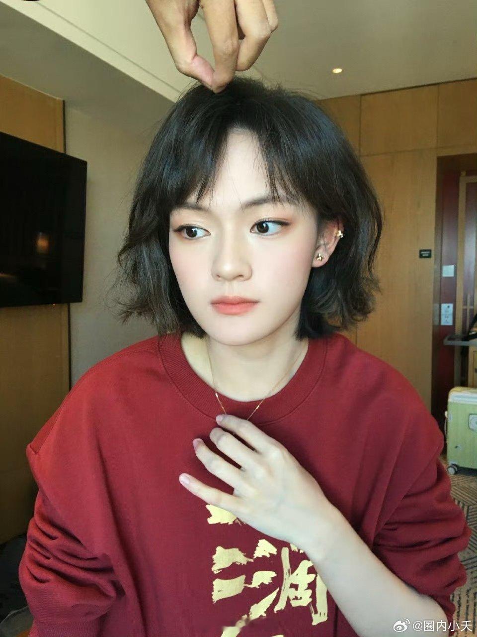 嘿！文淇扫楼这表现，活脱脱是卡皮巴拉穿越到娱乐圈啦！穿大花袄、跳企鹅舞，那是样样