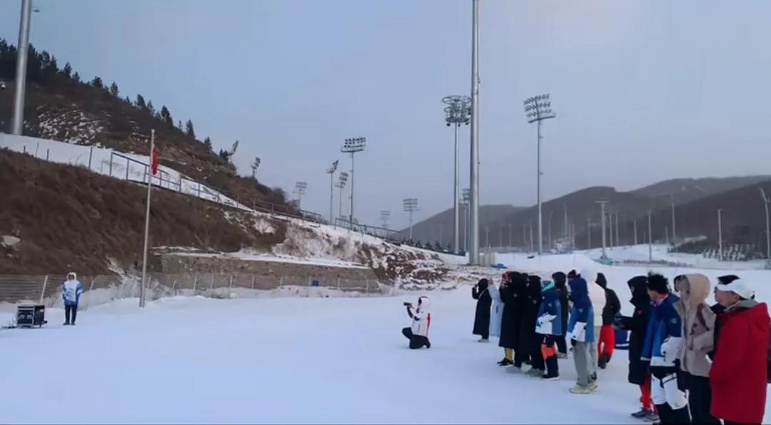 全国北欧锦标赛颁奖典礼现场，看来这冰雪项目观看的人真的不多，现场看不到几个观众，
