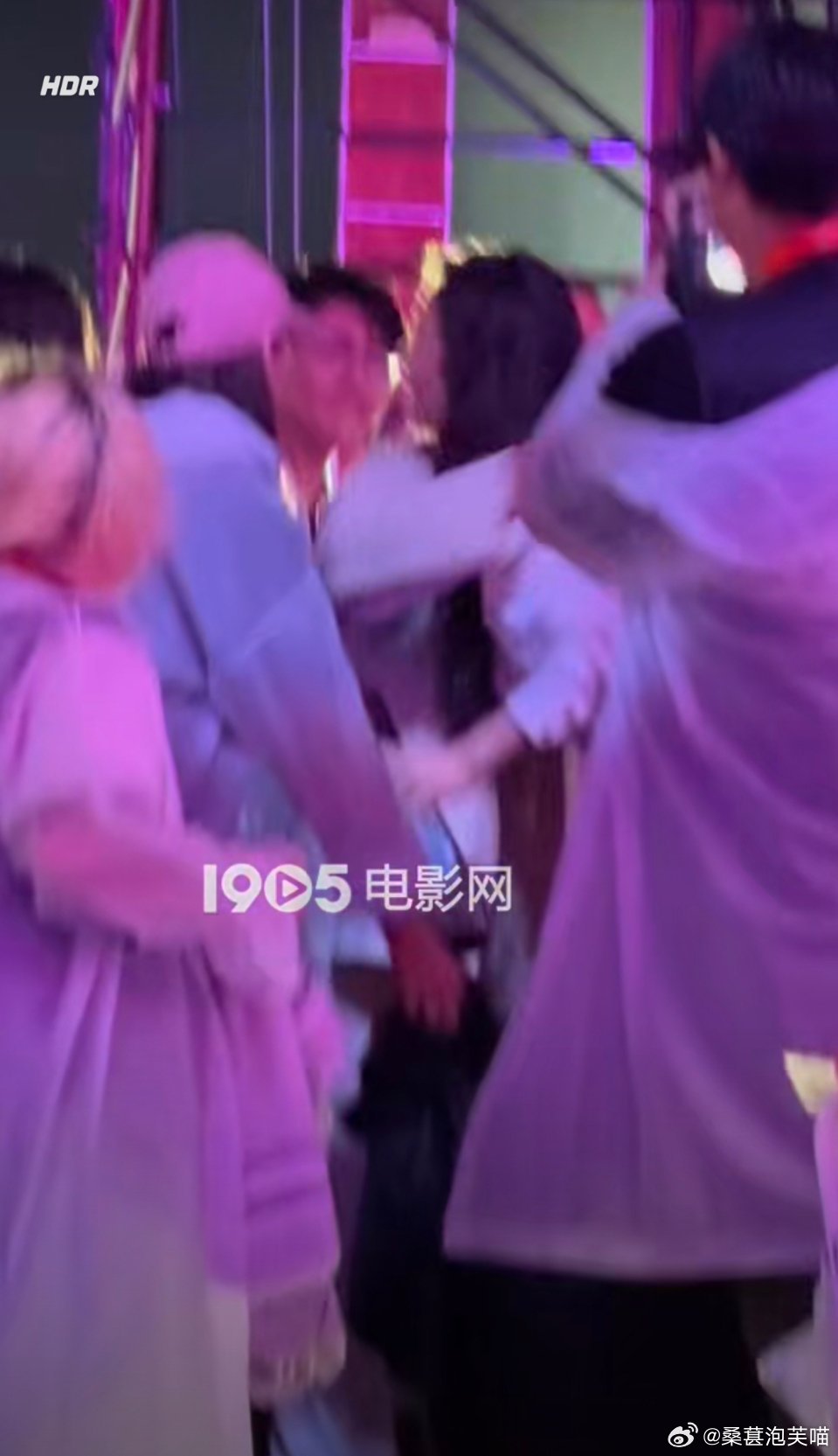 成龙拥抱祝贺陈丽君雨夜舞台这一抱真的戳到人心！陈丽君凭《镖人》拿下最佳动作女演员