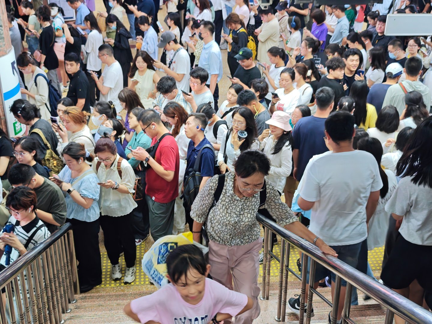 下雨收摊，今日国贸地铁站 ​​​