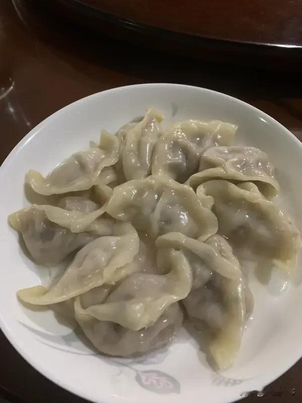 白菜猪肉饺子怎么包?白菜切碎加盐杀水，攥干水分。
猪肉馅加入葱姜末、十三香、盐、