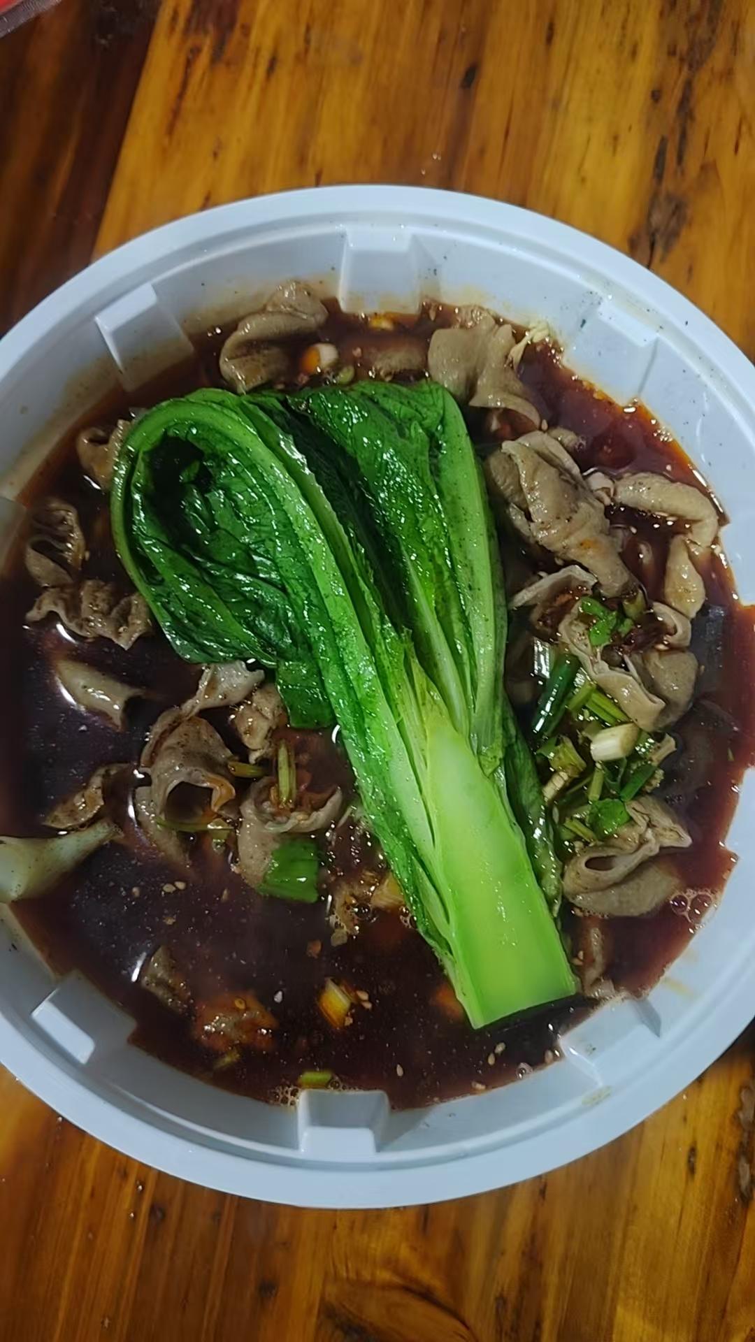 新的一年想多陪陪谁一碗肥肠解乡愁，半根凤尾去油腻！