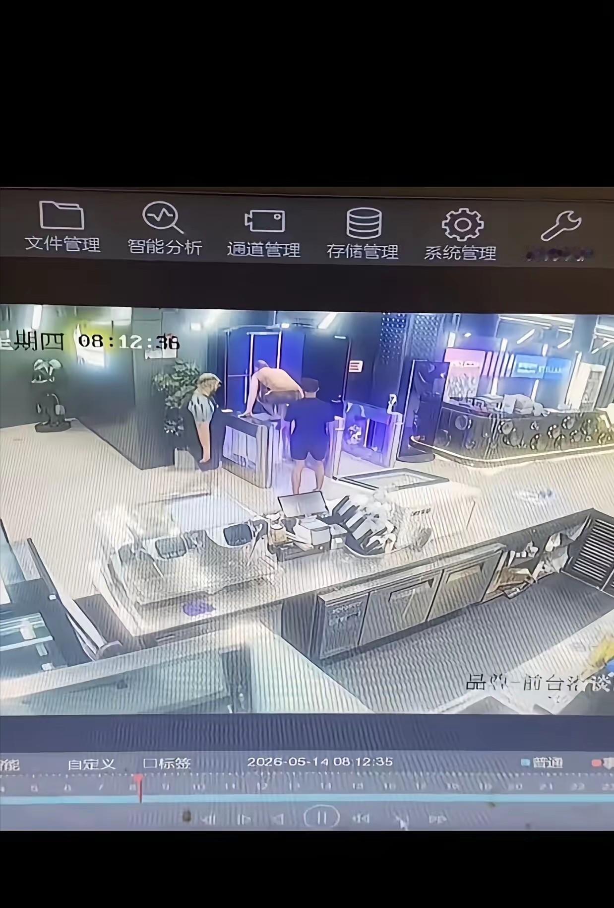 5月19日，上海一家健身房突然上演了一出奇葩闹剧，监控画面显示，四个赤膊男人翻过