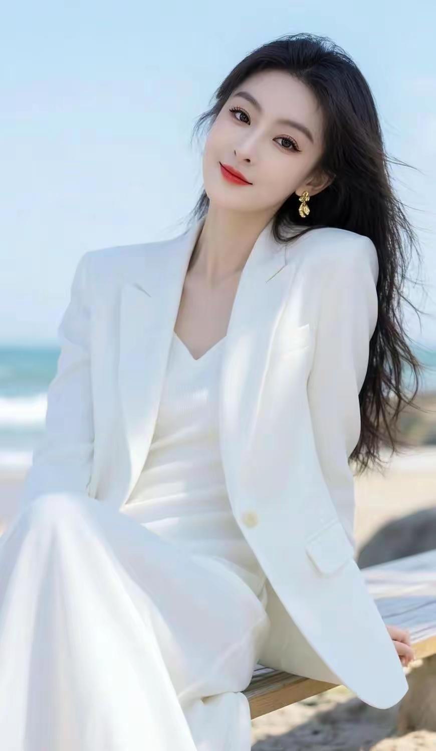 海边度假穿搭指南：白色西装搭配白色连衣裙，优雅迷人！🌊👗💄
