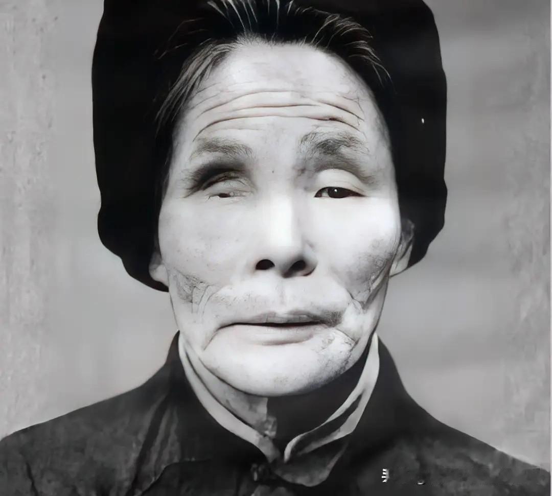1934年，河南罗山何家冲，吴秀真在家听到枪声。她跑出去，看见红军被敌人抓起来盘