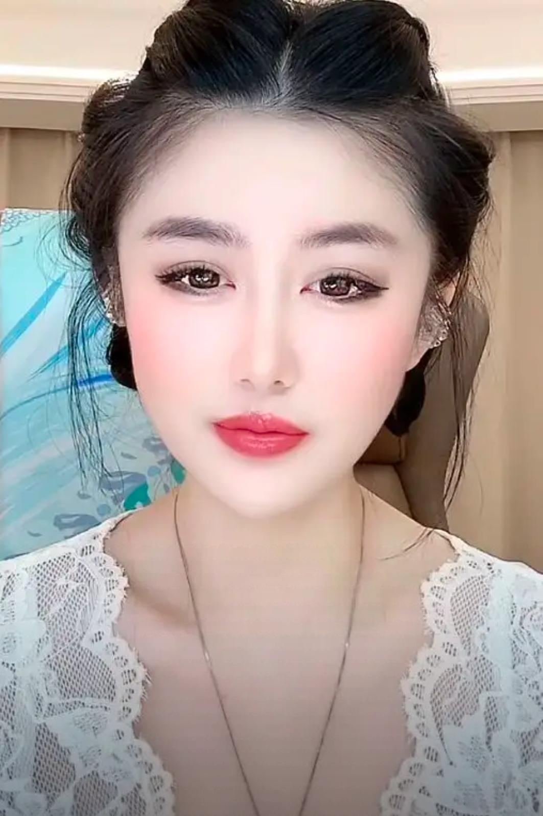 男人的爱
男人可以和不爱的女人上床，
眼一闭，灯一黑，就能将就，
但他绝不会把嘴