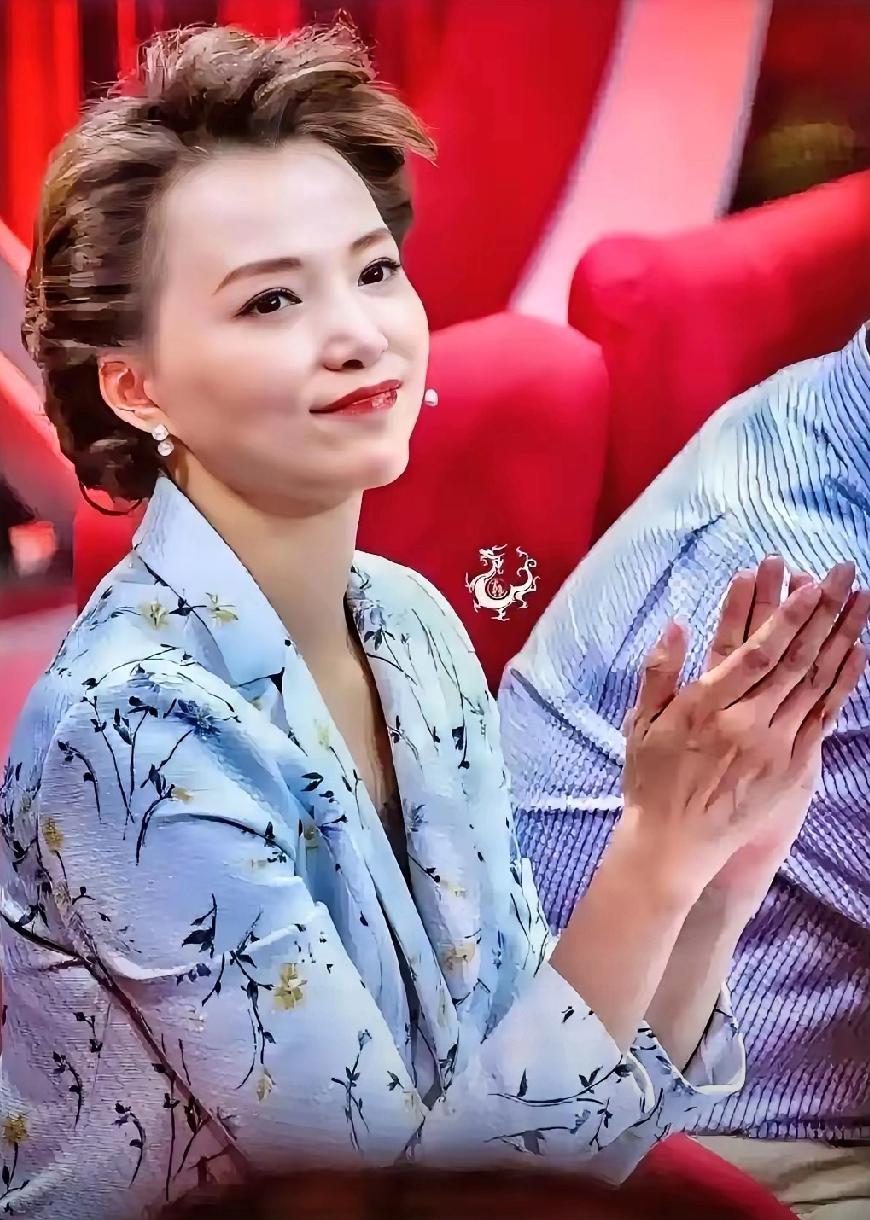 董卿一席话点醒无数人：你的大脑，装什么就值什么价！
 
    董卿说得太扎心：