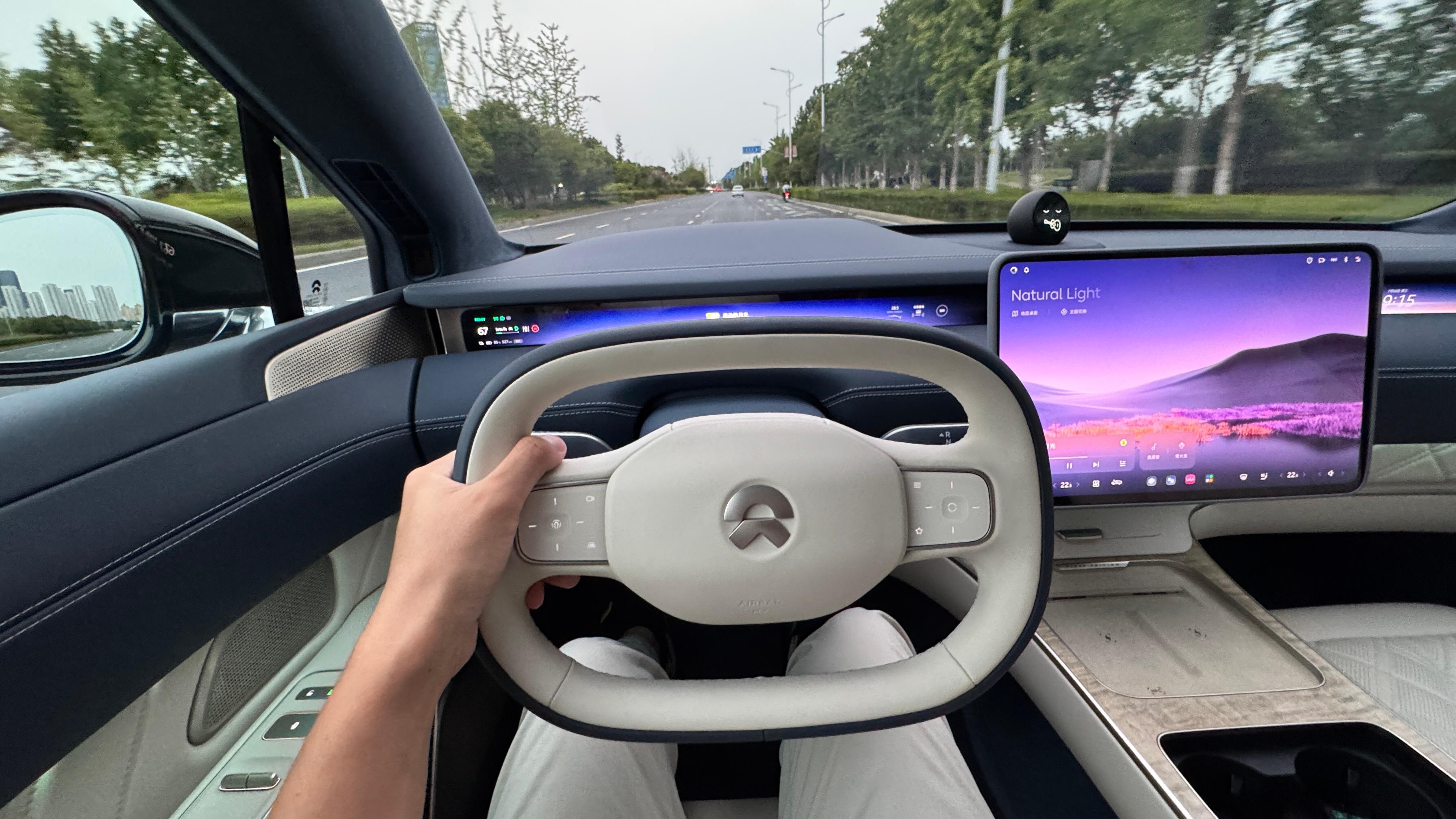 陪儿子看完《F1：狂飙飞车》儿子感悟了很多哲理回家路上，握着ET9矩形方向盘很有