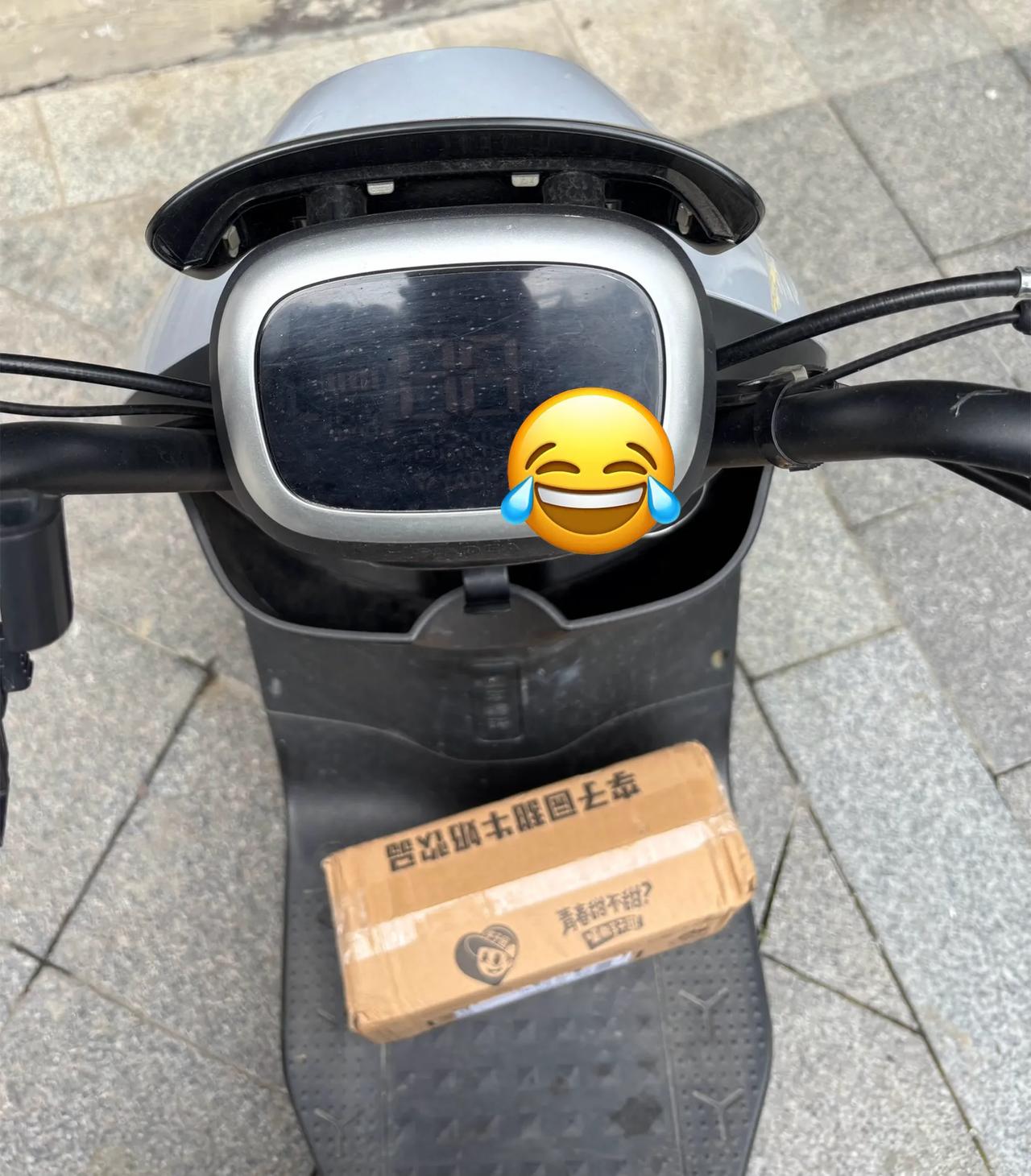 没有对比就没有伤害
这是我花费2600元买的小雅迪
基本啥功能都没有
前后都是鼓