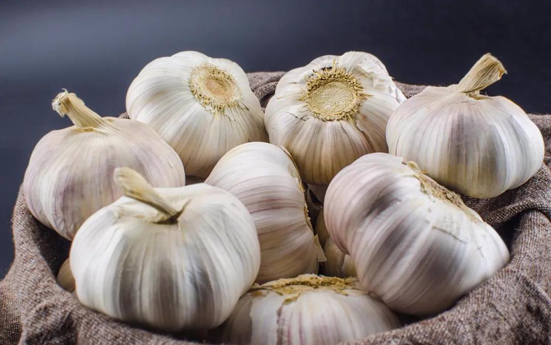 大蒜，真的是肺结节的“膨大剂”吗？医生：远离这“3味”，守护健康

“那时候，我