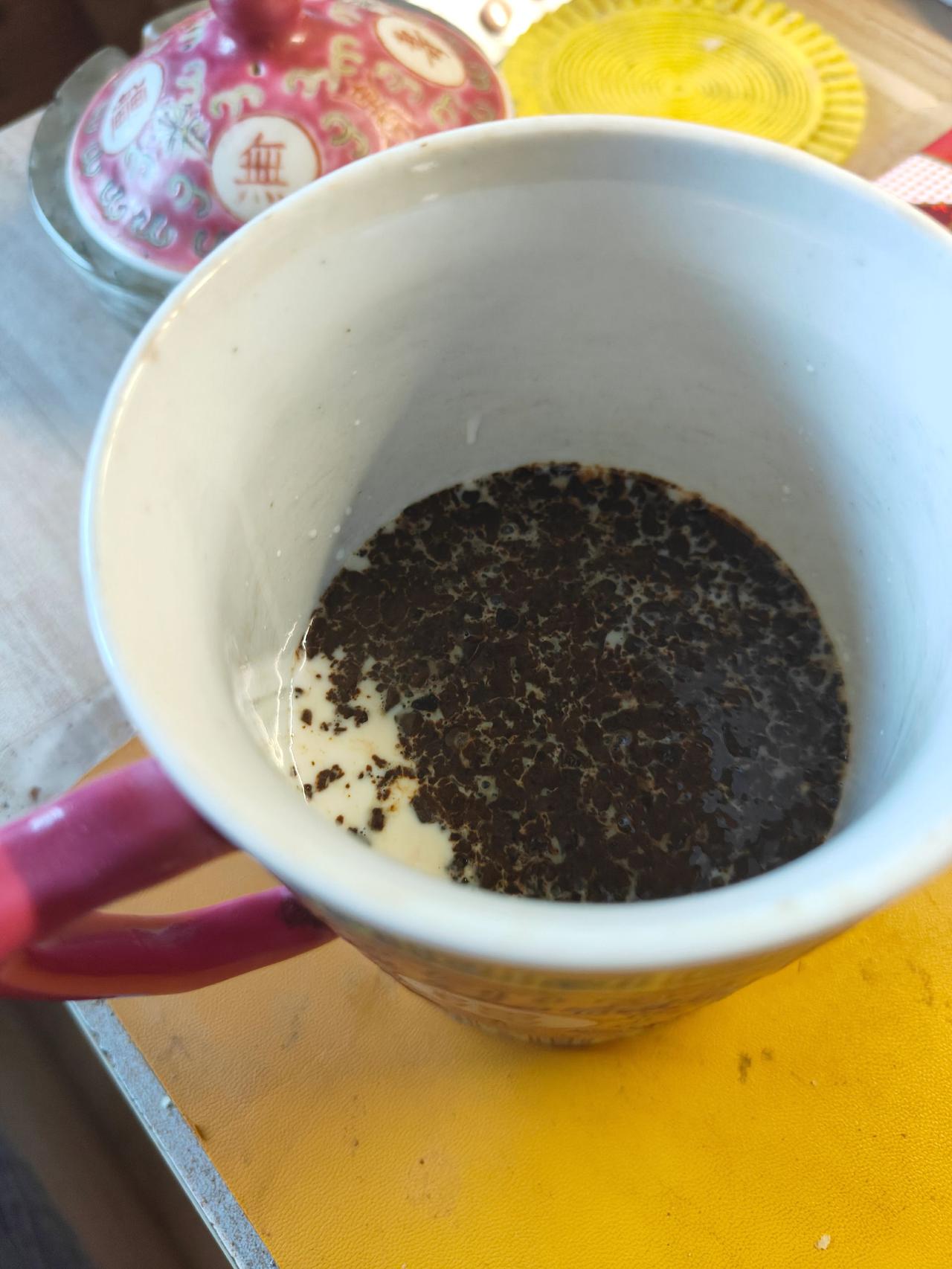 ☕黑咖在杯中炸开小宇宙🌌，瓷杯托着时光慢慢煮。孤独是清醒的甜，你也来一口？