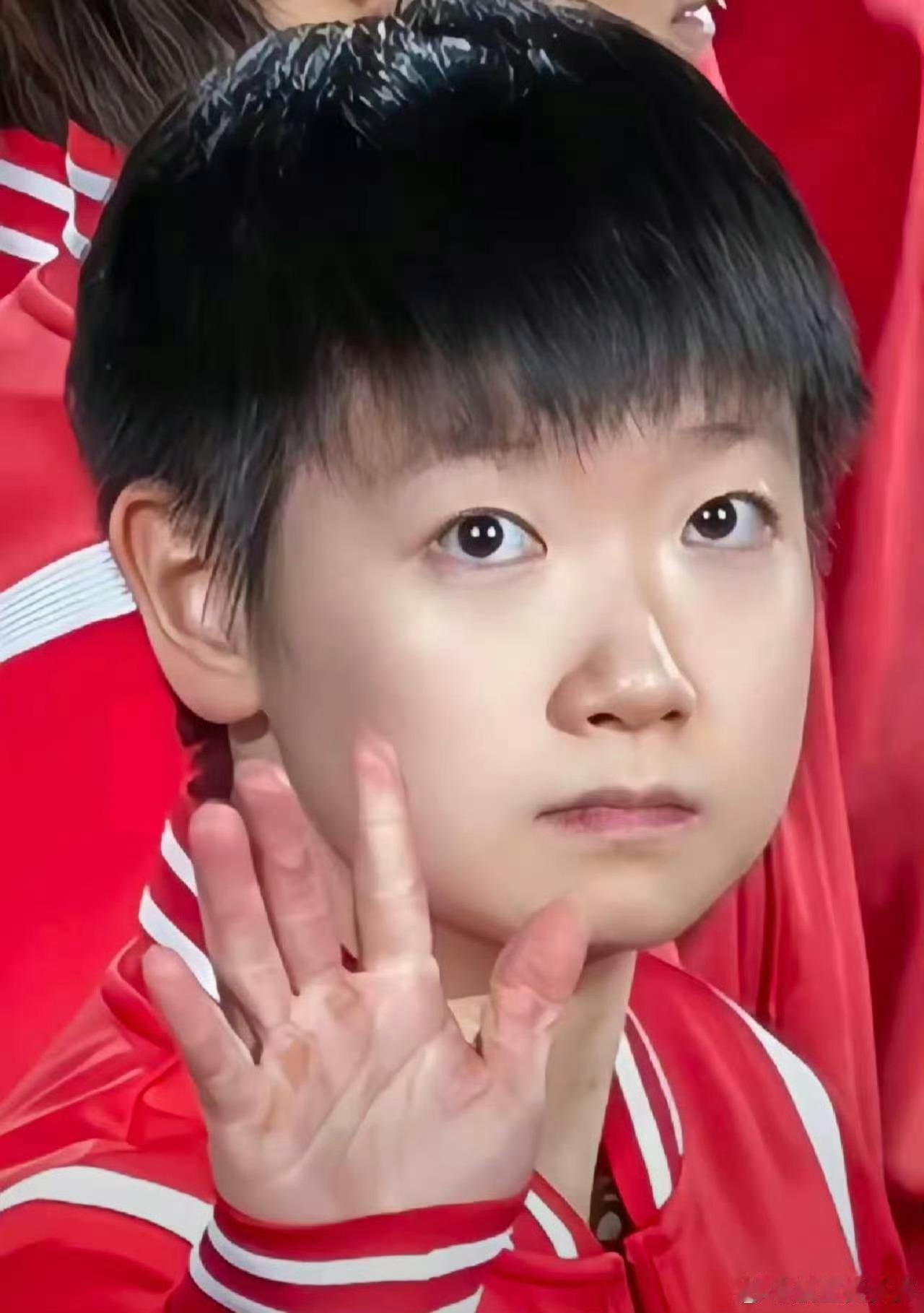 孙颖莎椰子鸡汤面 其实咱们莎莎对于美食真的是抗拒不了一点点，真的是个吃货。 