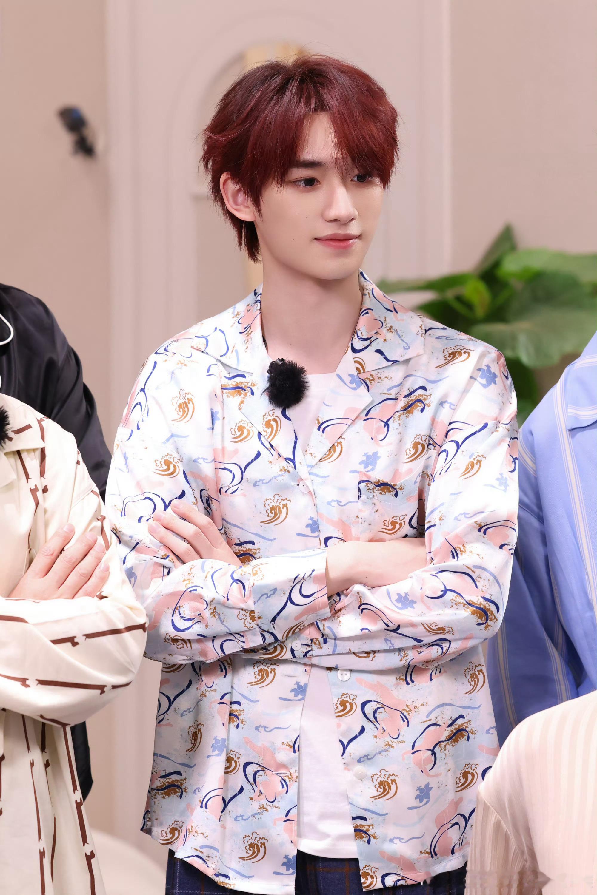 丁程鑫小露一手也很精彩 谁被丁程鑫随手弹吉他帅到了！拿起吉他随手拨弄的几个音符，