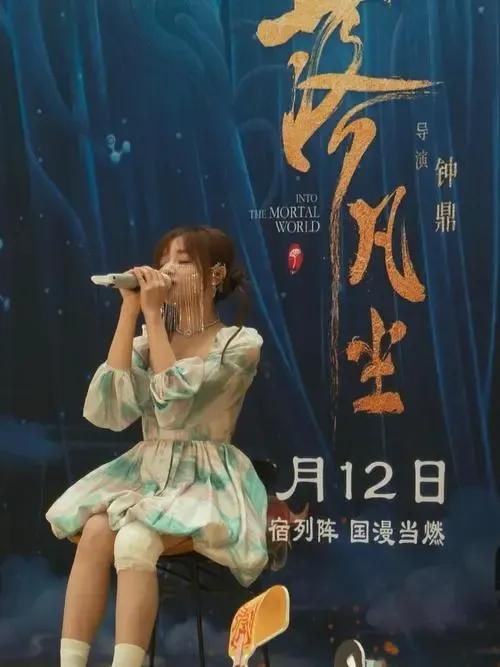 黄霄雲，这位来自贵州的90后女歌手，近日，在参加某活动的途中不幸遭遇车祸，导致面