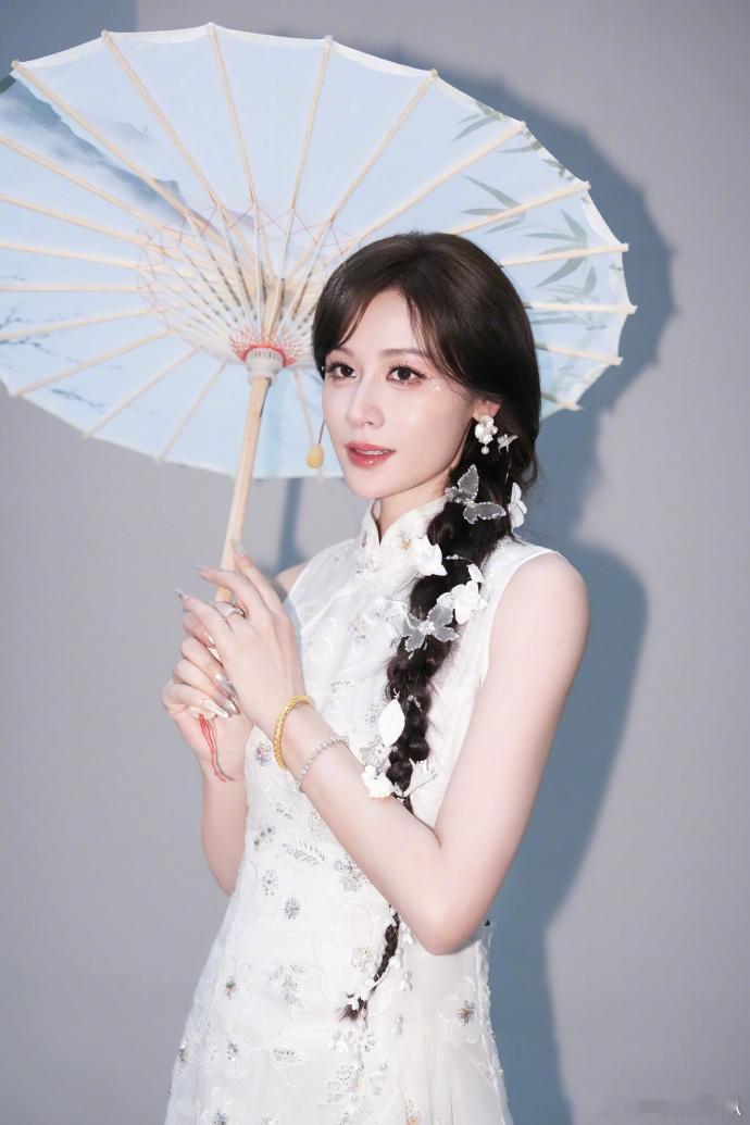 叶一茜撑伞神图  叶一茜撑伞神图，叶一茜也有撑伞神图了叶一茜也有撑伞神图了