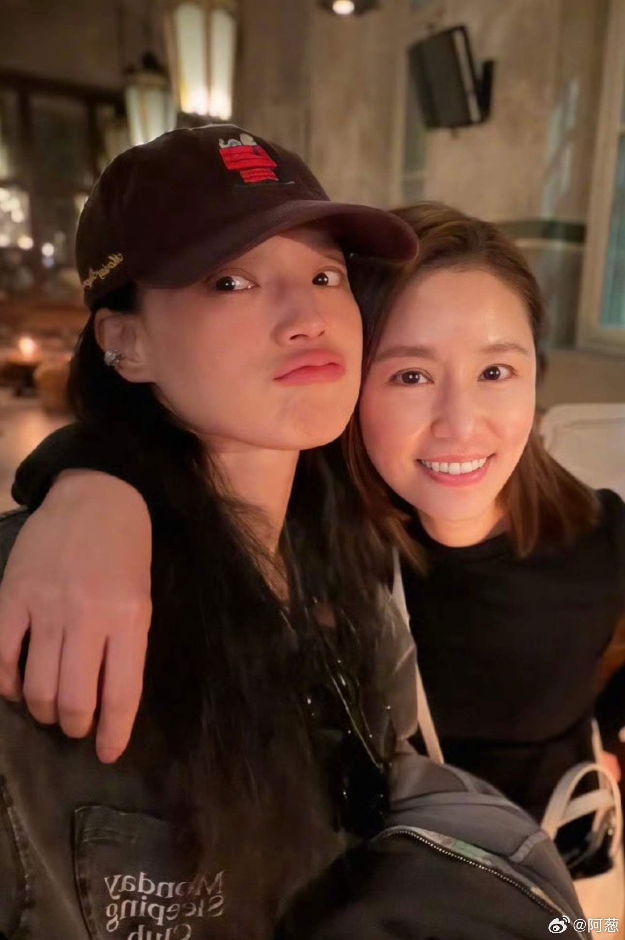 妈生脸，自然美。林心如晒和舒淇合照 ​​​