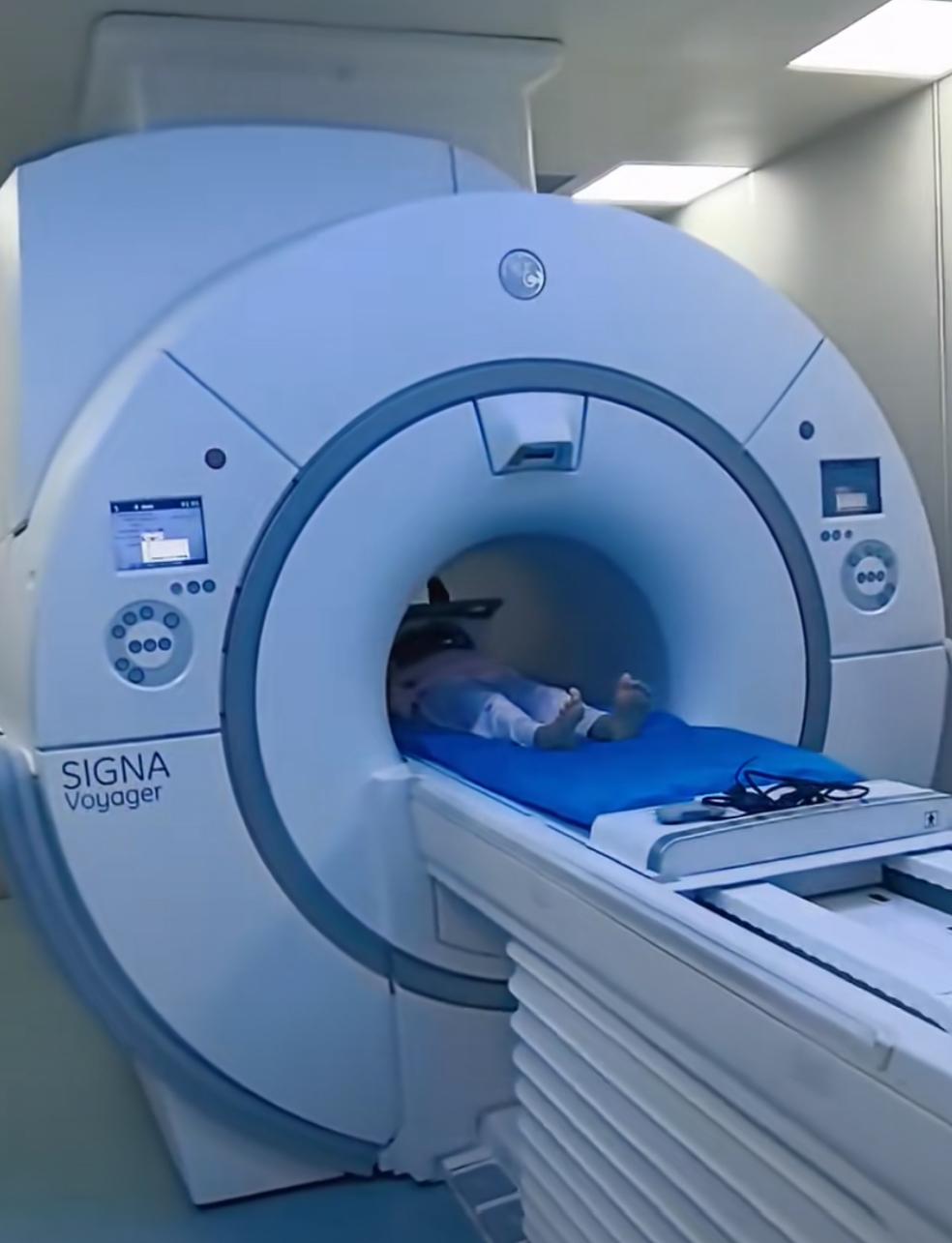 人生中最漫长的半个小时！增强核磁检查！

躺进仪器后工作人员会在你头上套个罩子（