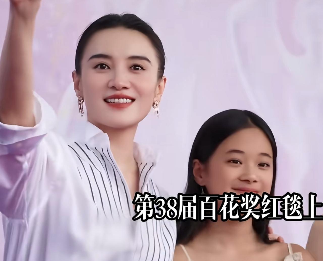 昨晚的百花奖颁奖夜，无疑是梅婷的女儿快快的高光时刻。
只见小宋佳牵着梅婷女儿的手