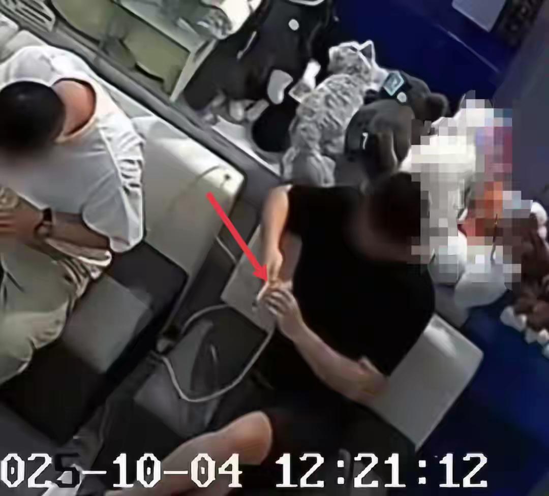 烟台男子拽充电线后续：打电话甩锅还要求删视频，同行女子更恶心！
山东烟台这男的真