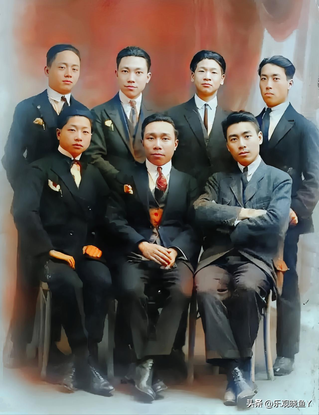 一九二一年，在巴黎的留法七学子。这绝非演戏，也绝非电视里的演员，而是当时他们在一