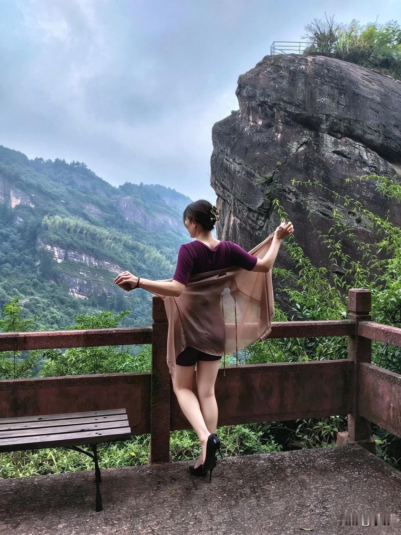 站在山边观景台，眺望远方风景，微风轻抚，假期别样的惬意！