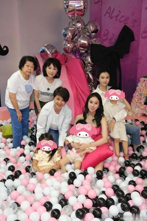 大嫂结婚就面对4个小姑子，常言说大姑姐多，婆婆多；小姑子多，舌头多，关系很不好处