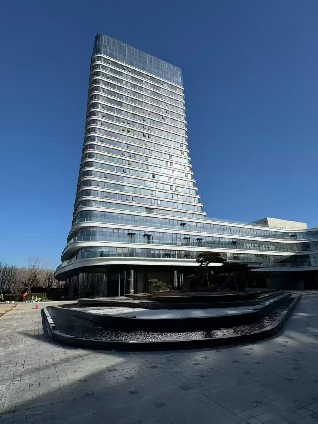 大家看到的是临沂奥体皇冠假日酒店
目前处于筹备阶段，已启动大规模招聘
值得一提的