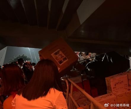 警方介入周杰伦演唱会周边遭哄抢起因：歌迷起初以为堆放的是免费雨衣，上前翻找，随后