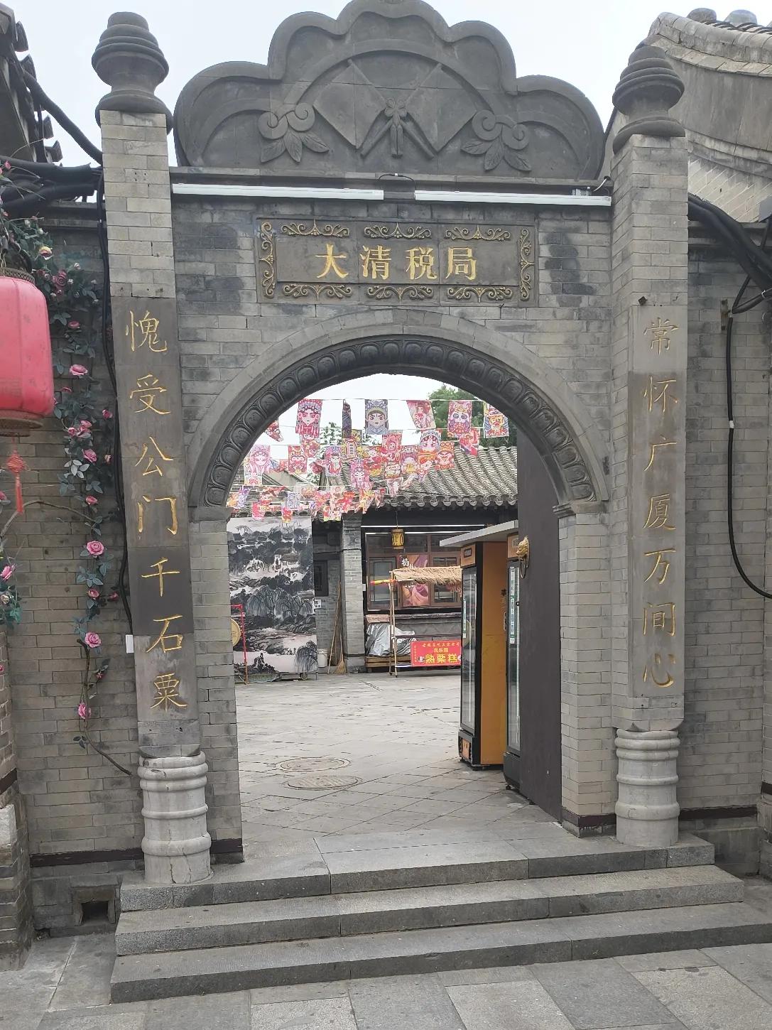 天津西站出来，想找一个吃饭的地，或者说买面包、水、饮料什么的，还真找不着。北广场