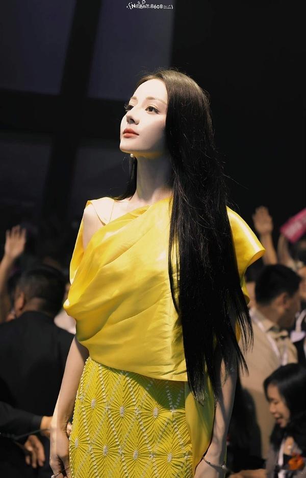 早安大家！看美女开启一天好心情[打call] ​​​