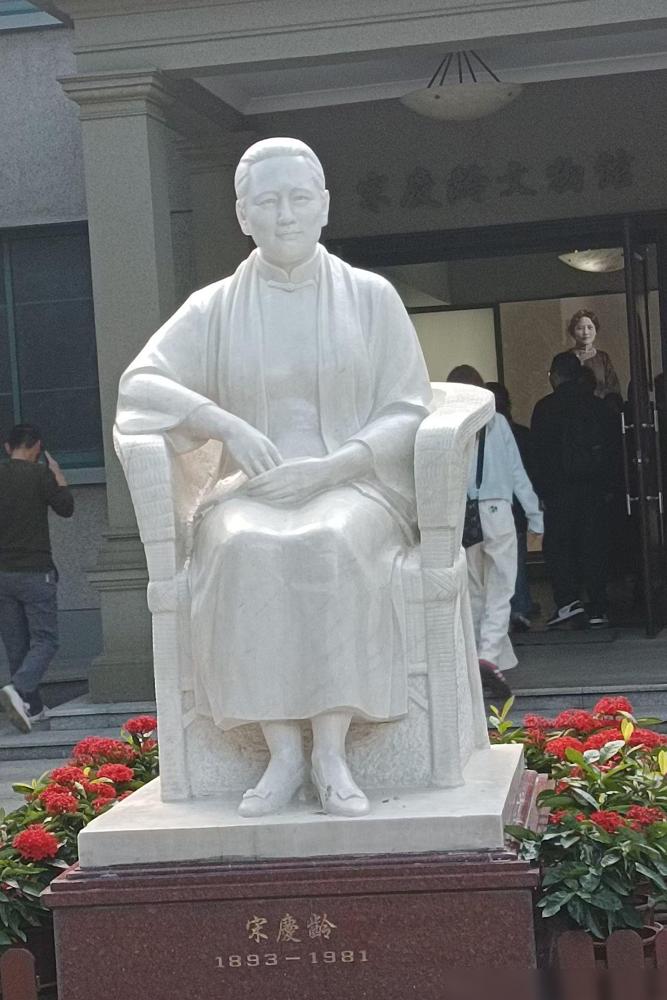 这个月去了趟上海，上海的物价真不是一般的贵。住全季酒店，单人房每晚600块；68