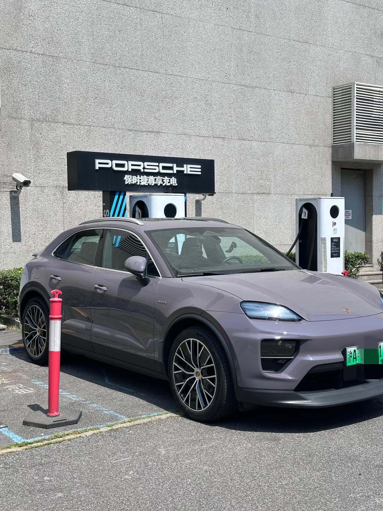 保时捷这是被小米吓的掉了90%的利润?
这也太惨了吧
全年营收变化不大，但利润降