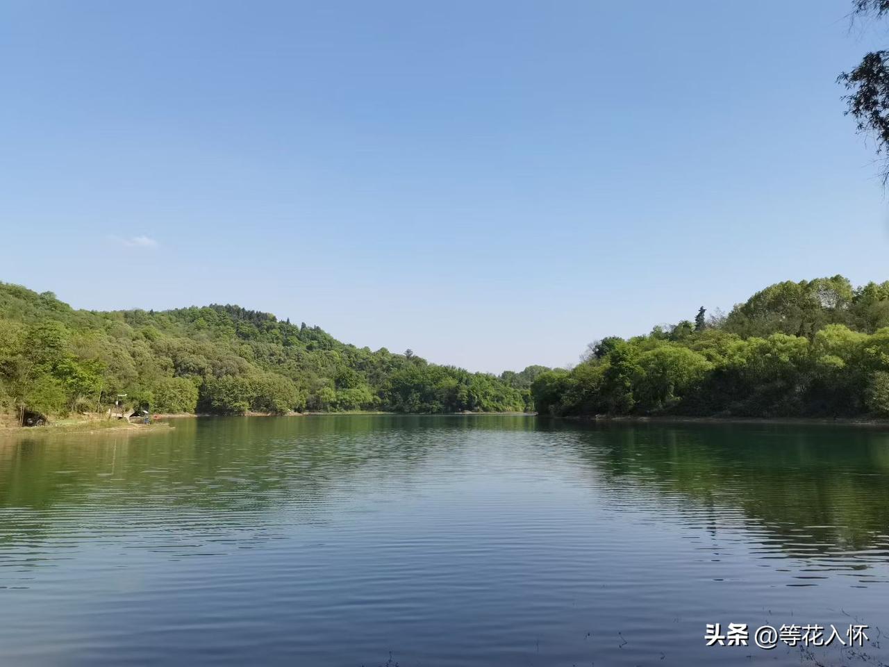 渡你个鬼

我去过古蔺的太平渡，也去过茅台镇的渡口，我知道一代伟人之所以称为军事