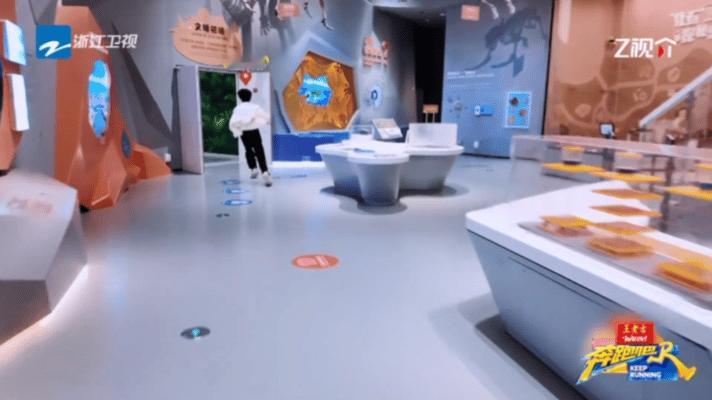 宋亚轩被孟子义淘汰 宋亚轩被白鹿和李昀锐控制得死死的，动弹不得，这时候孟子义突然