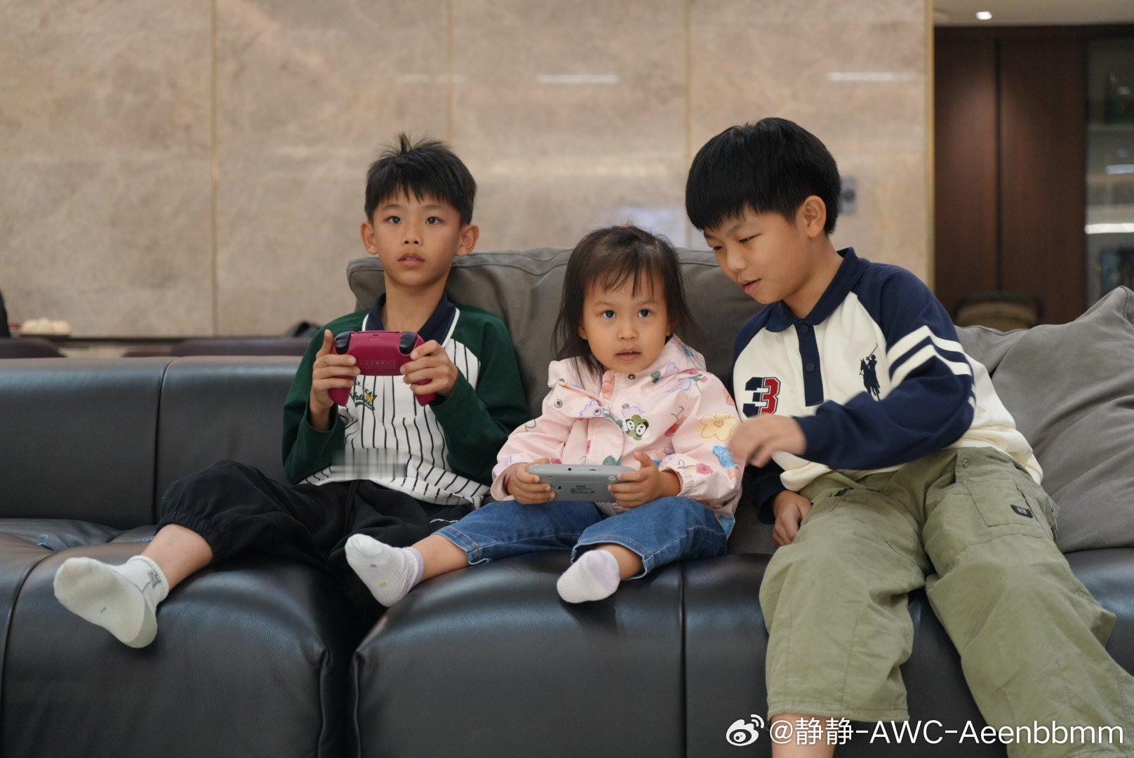 俩兄弟在一块就会打架往死里打 经常头破血流那种但只要妹妹在 两个哥哥都很有爱我们