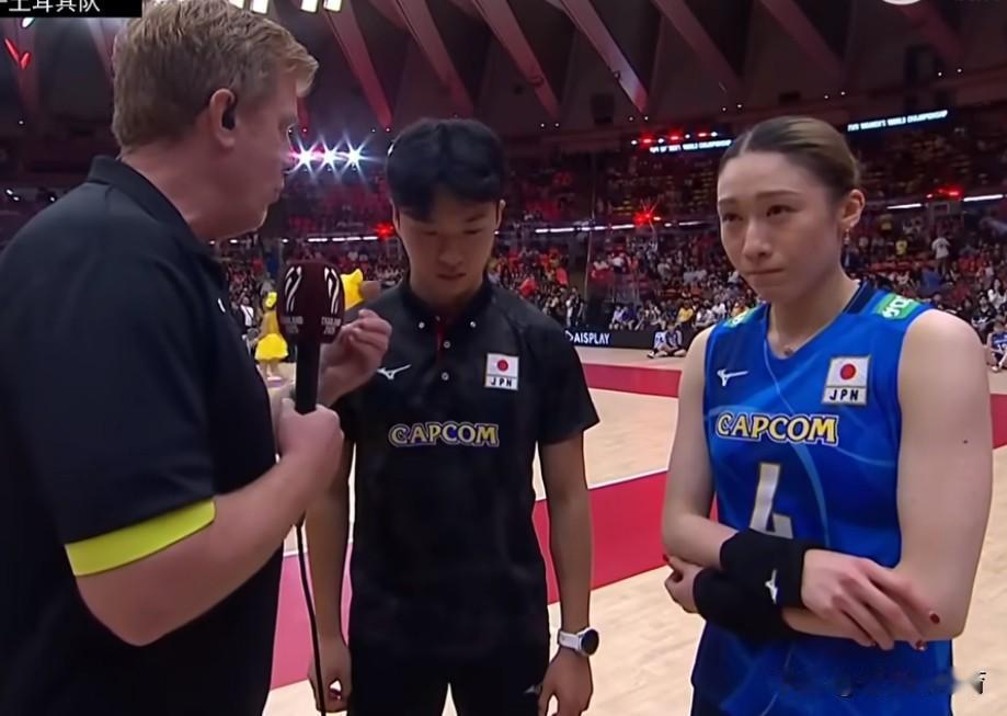 日本女排赛后哭得梨花带雨的！输球后，日本女排队员们哭声一片，她们坐到地上大声痛哭