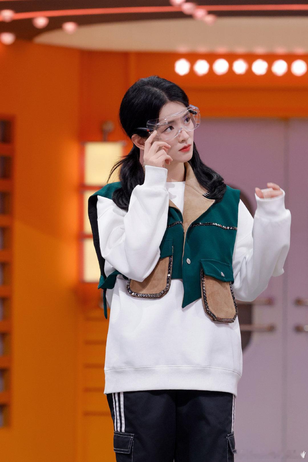 陈昊宇 在哪都是团宠  这么美好的陈昊宇当然不管在哪里都会是团宠！在灿烂的风和海