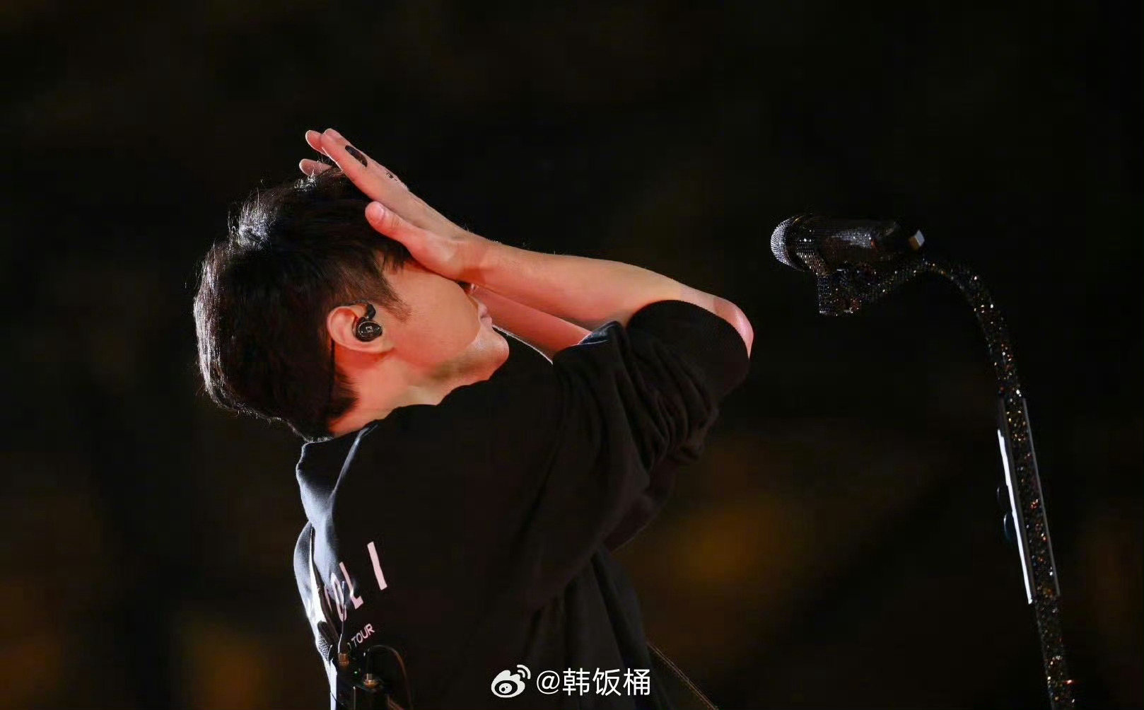 李荣浩 下去了又爬上来了 李荣浩在收官演唱会上唱完最后一首后，突然爬回舞台绕场跑