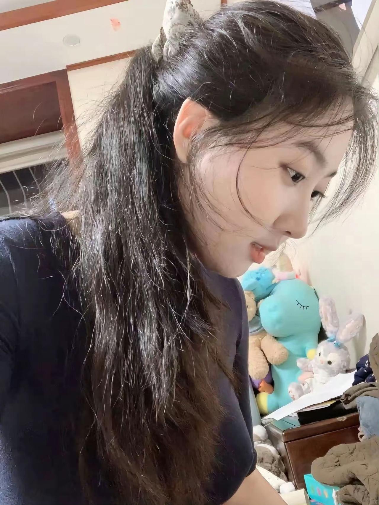 宅家日常：凌乱的头发和可爱的毛绒玩具🧸💤