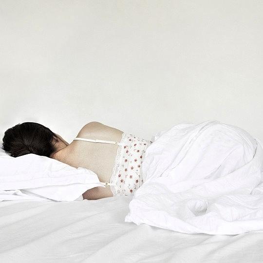 独居女生安全 ，深夜居家防盗 女子开窗熟睡引隐患 ，离谱网传事件大家怎么看有个女
