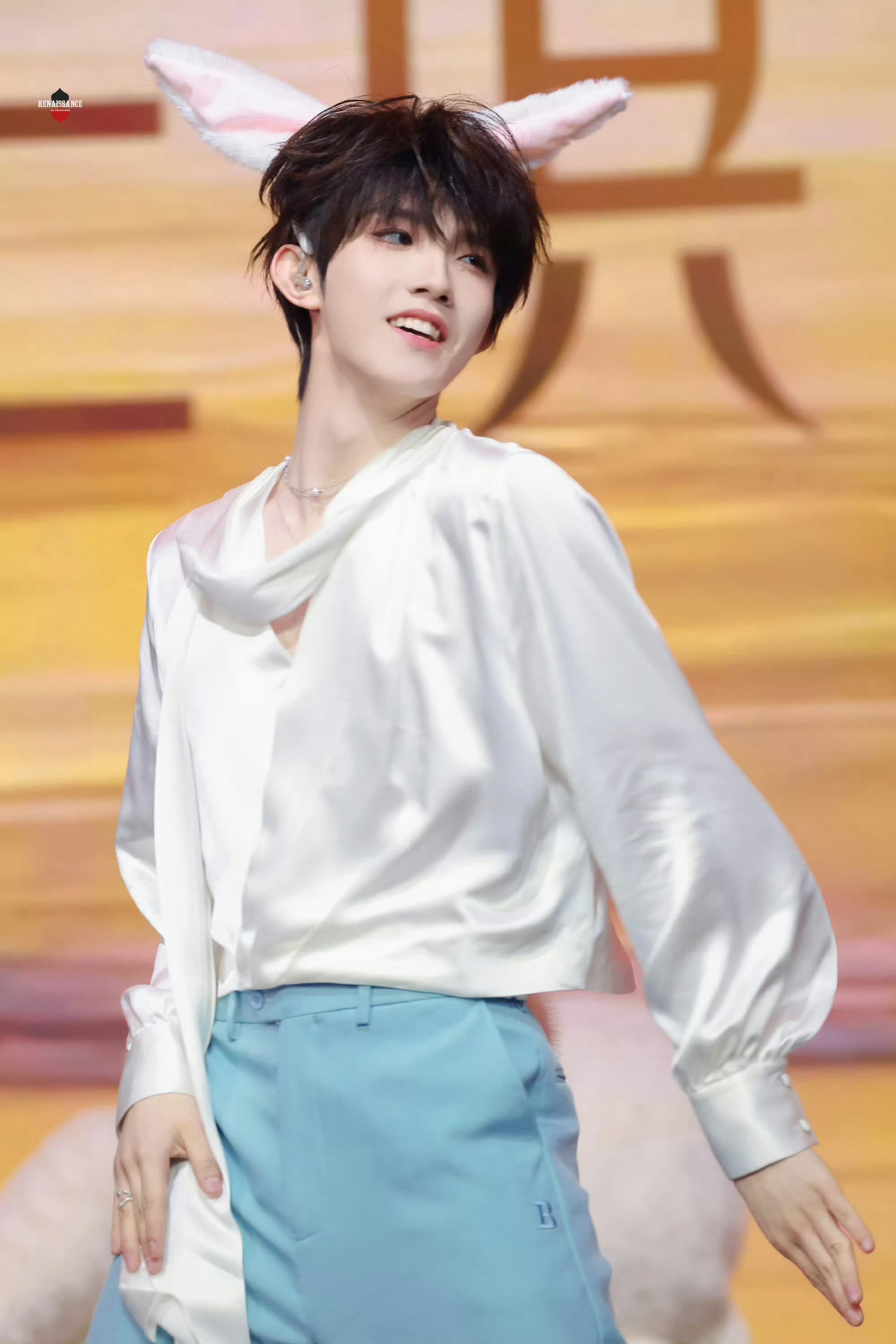 灯光亮起瞬间氛围感封神，苏新皓从容登场，嗓音温柔状态绝佳。开场问候暖心十足，每一