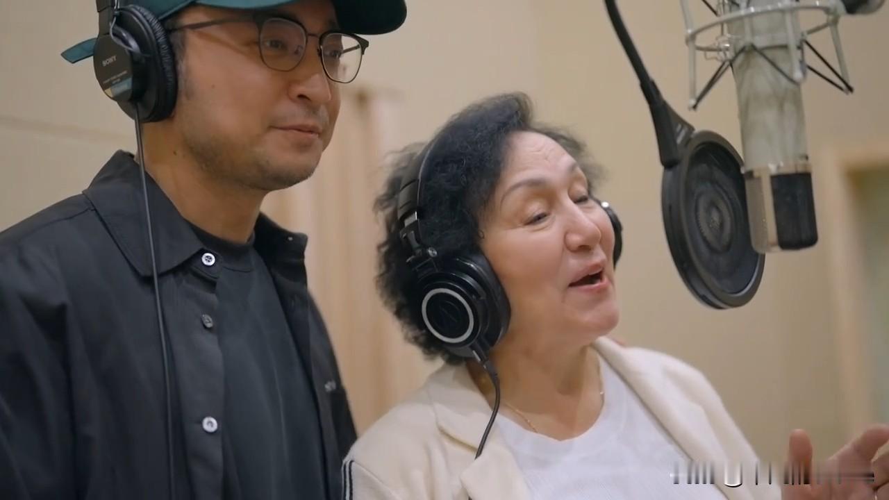 近日，央视主持人尼格买提发文说：“妈妈，你不要唱的太好。”

尼格买提更新了一个