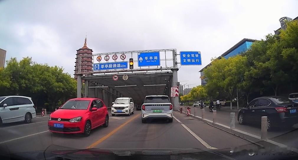 山东聊城市莘县处于鲁西平原大地，你敢相信吗？莘县县城竟然还有隧道，那就是莘亭路隧